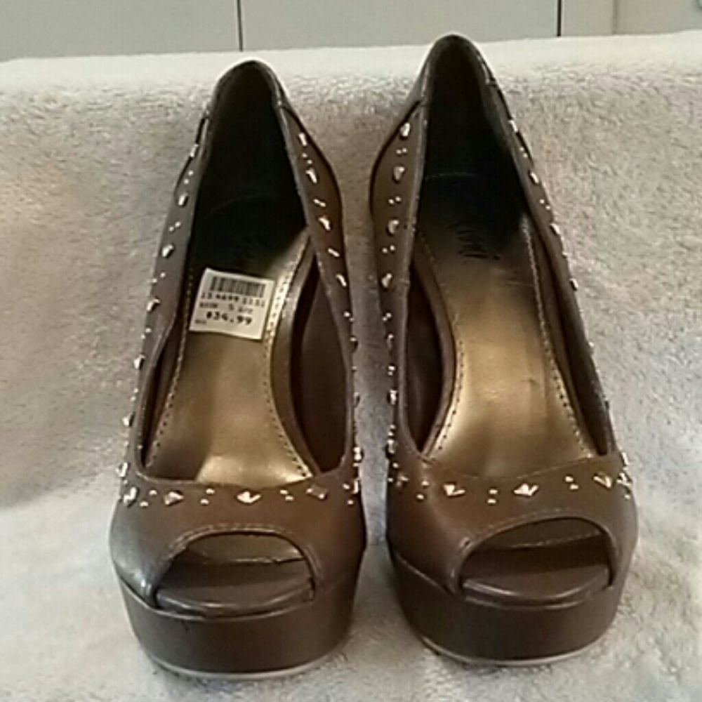 Fioni brown and gold heels